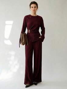 Uhlyne 女士秋季极简主义不对称圆领开衩长袖T恤上衣 - 宽松垂褶口袋阔腿裤休闲通勤套装 - 酒紅色 - 查看 1
