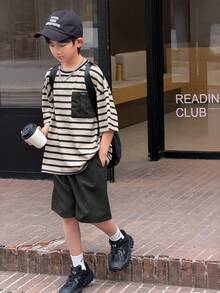 2件套男童休闲韩版宽松条纹撞色印花口袋圆领短袖T恤和纯色短裤套装，适合通勤、上学、日常休闲、运动、春夏穿着。 - 黑色 - 查看 3
