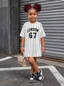 SHEIN 少女新款春夏休閒街頭風圓領無袖 67 Logo 條紋圖案舒適寬鬆針織洋裝 女孩套裝 白色與黑色棒球運動鞋穿搭 女孩運動鞋洋裝 女孩棒球洋裝 - 白色 - 查看 7