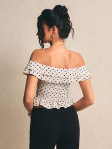 Poéselle 女士优雅波点印花前扭结露肩荷叶边下摆衬衫，夏季 - 杏色 - 查看 2