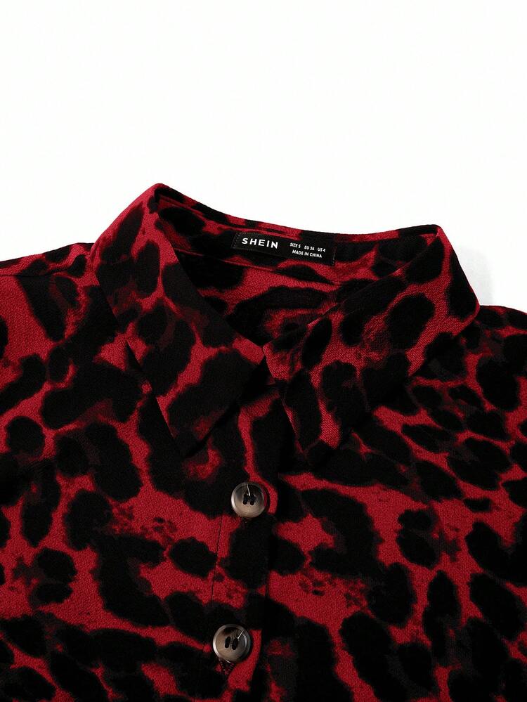 SHEIN Ellevyn Conjunto informal de 2 piezas de talla grande para mujer, con vestido de tirantes con estampado de leopardo y top de manga corta con un solo botón - Rojo - Añade 6