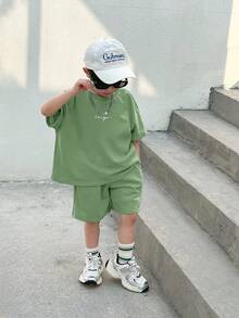SHEIN Little Byeori Set de 2 piezas para niños pequeños, estilo coreano casual, cómodo y práctico, versátil, con camiseta azul fluorescente + pantalones cortos holgados. Adecuado para uso diario, escuela, salidas, deportes, primavera/verano, felpa, grueso - verde menta - Ver 4