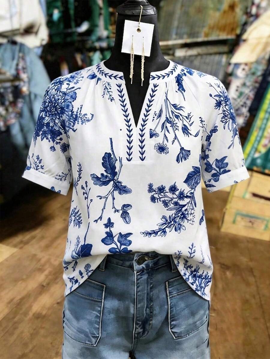 Franclia 这款别致的波西米亚风白色布料衬衫，短款泡泡袖，V领设计，饰有蓝色花卉图案，是女士的理想之选。这款短袖衬衫款式多样，包括V领、印花等，是夏季女士衬衫的完美搭配。 - 白色 - 查看 1