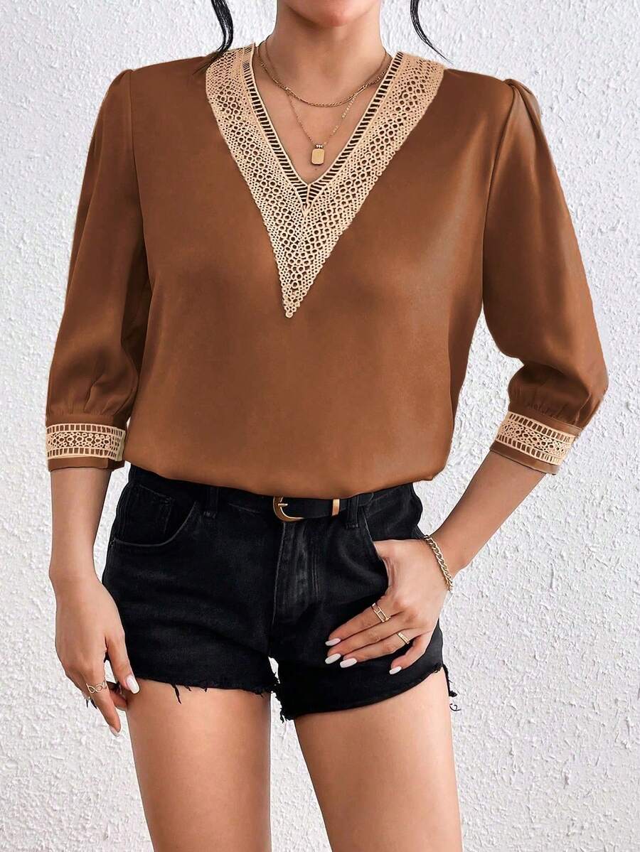SHEIN LUNE V领花卉蕾丝拼接缎面衬衫 - 棕色 - 查看 1