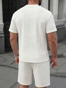Manfinity Homme 男士舒适提花面料圆领短袖T恤套装（2件装）搭配抽绳松紧腰短裤，休闲百搭，适合度假、派对、聚会、运动、办公等场合，经典春夏风格，畅销套装，自用或送礼皆宜。 - 白色 - 查看 2