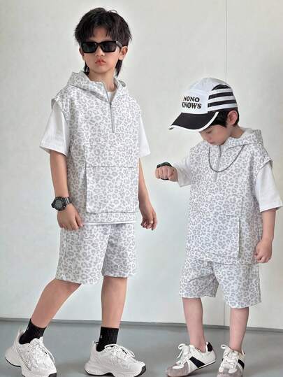 Bộ đồ 2 món cho bé trai phong cách Hàn Quốc, thoải mái, họa tiết da báo: áo ba lỗ khóa kéo nửa thân và quần short.