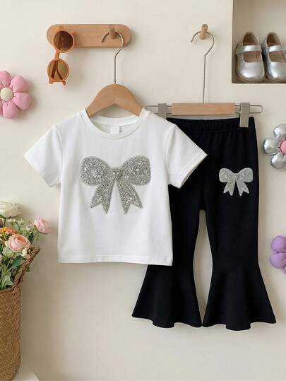 SHEIN 2件套婴幼儿男女通用0-3岁休闲宽松蝴蝶结装饰圆领短袖T恤和喇叭裤套装，舒适的夏季服装，秋季可叠穿，时尚儿童休闲装，可爱印花