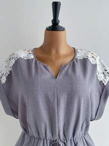 Rusticease Blusa casual versátil de uso diario con volantes y ribete de encaje para mujer de talla grande - Gris - Ver 4