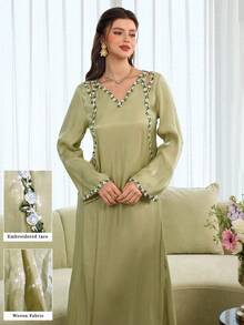 Al Najma Vestido largo de manga larga con diseño de cuello hueco, bordado pesado y ribete de encaje suelto en color verde francés para mujer - Verde militar - Ver 6