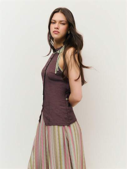 Nöista Áo kiểu cổ yếm làm từ chất liệu vải có họa tiết nhăn, viền tương phản, dây buộc điều chỉnh ở cổ và cài cúc phía trước. Hoàn hảo cho các sự kiện mùa hè, lễ hội âm nhạc, mùa xuân, trang phục hàng ngày và các dịp trang trọng.