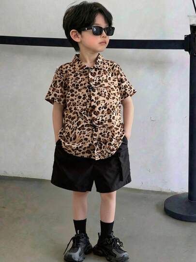 两件套男童休闲豹纹印花宽松翻领短袖衬衫和黑色短裤套装，运动服，Y2K风格，适合春夏各种场合，如约会、旅行、家庭聚会、返校、婚礼、派对、运动等。