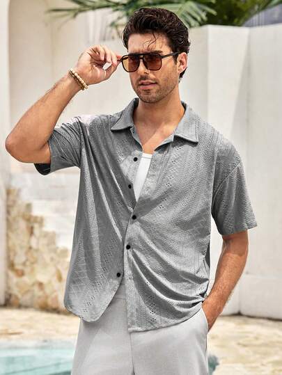 Mercer Haus 男士度假休闲风，INS 搭配黑白几何条纹针织提花宽松短袖衬衫。这款衬衫采用纽扣门襟设计，尽显法式优雅浪漫，是夏威夷海滩度假、音乐节和日常穿着的理想之选。它也是送给男友或丈夫的完美礼物。男士条纹短袖单排扣休闲通勤衬衫，男士酷炫衬衫，男士时尚衬衫，适合夏季夏威夷热带度假穿着。