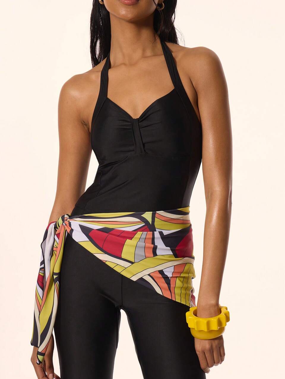 Combinaison moulante à col halter froncé avec détail d'écharpe imprimée. Élégante et à la mode pour le printemps, l'été, les vacances et les occasions spéciales à Ibiza.