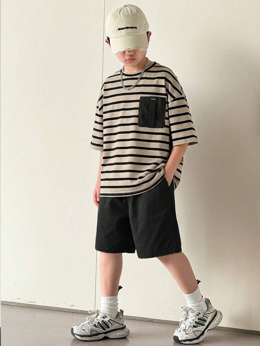 2件套男童休闲韩版宽松条纹撞色印花口袋圆领短袖T恤和纯色短裤套装,适合通勤、上学、日常休闲、运动、春夏穿着。 - 黑色 - 查看 1