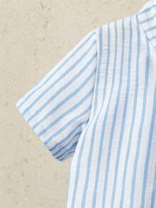SHEIN Playful Pals 2件/組 嬰兒男童藍白條紋短袖襯衫 & 素色短褲 夏季休閒度假套裝 6-36個月新生兒嬰兒服飾 - 藍白色 - 查看 9