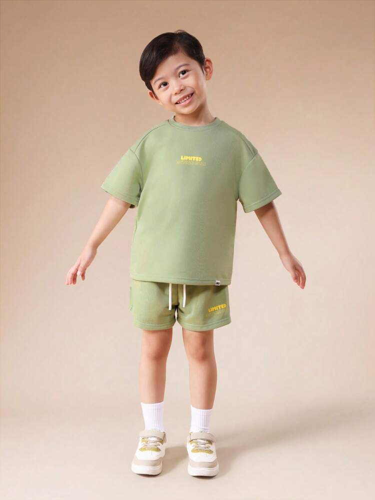 Completo maglietta a maniche corte e pantaloncini