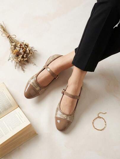 Balerinas Mary Jane color rojo, beige, blanco o café con tira en empeine y hebilla ajustable. Zapatos de vestir planos de animal print, elegantes y cómodos para uso diario. Flats modernos para resaltar tus looks casuales.