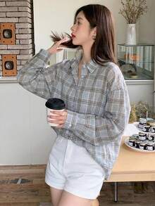 DAZY Áo sơ mi nữ dài tay kẻ caro cài một hàng khuy, dáng rộng, thoải mái - Màu xanh lam - Xem 5