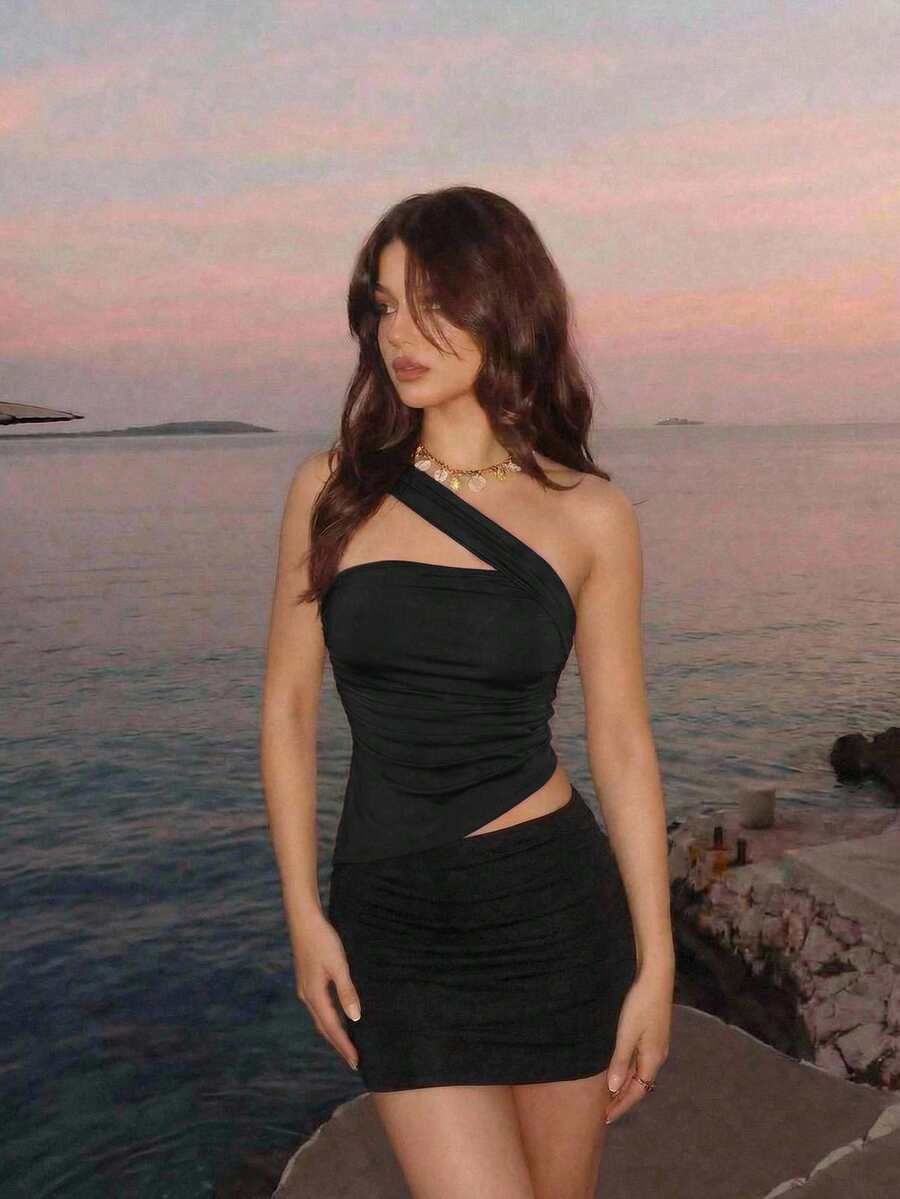 SHEIN MOD 女款不對稱單肩抓褶黑色夏季時尚度假上衣，Y2K沙灘度假奢華鄉村音樂會風 - 黑色 - 查看 1