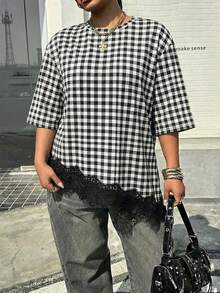 Muchica 大码女式黑白格纹圆领短袖T恤，饰有撞色蕾丝和不对称下摆。适合夏季、日常通勤、约会、派对以及秋冬夏季穿着。 - 黑與白 - 查看 4