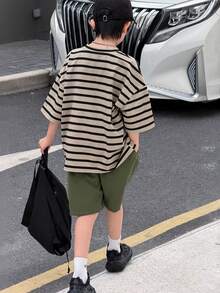 SHEIN Little Byeori 2件套男童休闲韩版宽松条纹撞色印花口袋圆领短袖T恤和纯色短裤套装，适合通勤、上学、日常休闲、运动、春夏穿着。 - 軍綠色 - 查看 2