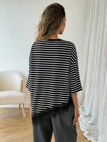 SHEIN LUNE 女士95%纯棉优雅黑色T恤，饰以黑白条纹印花和蕾丝不对称下摆——浪漫春夏度假风，完美适用于海滩、邮轮、约会之夜、派对、办公室穿着、工作通勤装、音乐节、西部风情节、春假、海岛女孩复古海滨风、婚礼宾客装、城市旅行和优雅假日装扮。 - 彩色 - 查看 2