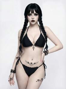 ROMWE Bộ bikini 2 mảnh phong cách Gothic gợi cảm, đa năng, mang hơi hướng bí ẩn và sang trọng, làm từ vải dệt kim màu đen, viền ren, cổ yếm, cúp ngực tam giác và điểm nhấn là mặt dây chuyền hình thánh giá, kết hợp với quần bơi buộc dây bên hông cùng màu, thích hợp cho các kỳ nghỉ, tiệc tùng và nghỉ xuân. - màu đen - Xem 5