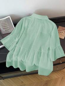 GlowEve CURVE Camisa casual de talla grande para mujer de un solo pecho con volantes en el bajo, de unicolor - verde menta - Ver 2