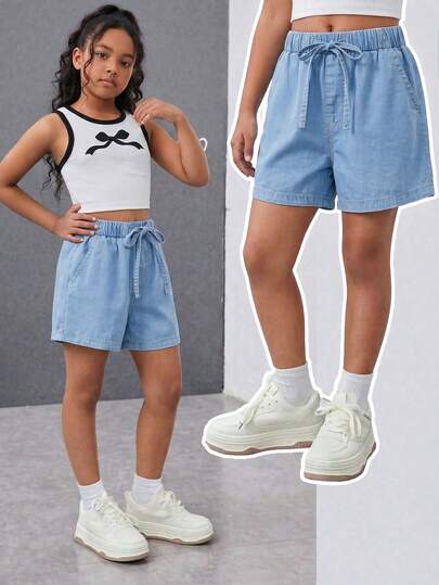 少女休闲浅蓝色水洗牛仔短裤，松紧腰带系带装饰，宽松舒适，卷边裤脚，优质棉质牛仔面料，日常基础款，适合上学、度假、夏季穿着。儿童牛仔短裤，少女款。
