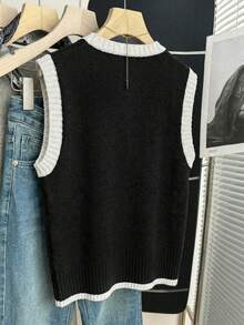 SHEIN Franclia 新款燕麦色撞色爱心针织背心，圆领配红色滚边，宽松版型，柔软针织面料，撞色爱心提花图案，无袖设计，青春甜美风，复古爱心元素，适合春季叠穿、校园、约会、日常穿着，百搭单品，爱心元素增添活力，撞色吸睛，宽松版型修身，展现韩系软妹风的慵懒气质，可内搭衬衫增添甜美感，搭配百褶裙打造甜美造型，或与牛仔裤混搭，展现甜美酷感。 - 黑色 - 查看 2