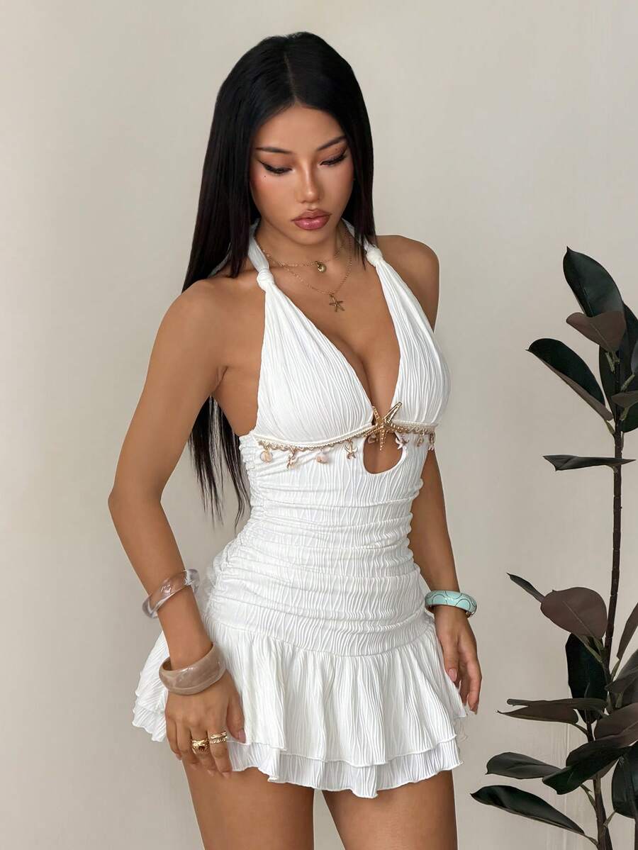 SHEIN PETITE Đầm ngắn ôm sát màu trắng cổ yếm xoắn, phụ kiện kim loại, trang trí vỏ sò, thích hợp cho kỳ nghỉ hè ở khu nghỉ dưỡng biển, trang phục mùa hè, đầm trắng dành cho nữ. - trắng - Xem 1