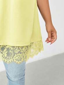 SHEIN Essnce 大码女装春夏时尚休闲宽松舒适日常百搭显瘦黑色蕾丝边短袖长款T恤，外出上衣，夏季穿搭，简约风格 - 黃色 - 查看 4