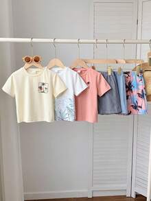 SHEIN 6件套男童夏季海岛度假风套装：白色棕榈树印花T恤、黑白条纹短裤、粉色小棕榈树印花T恤、浅蓝色棕榈树印花短裤、浅蓝色白色棕榈树轮廓T恤、蓝色短裤。适合日常穿着、旅行、户外活动、节日派对、夏季海滩度假、春夏季节。 - 彩色 - 查看 7