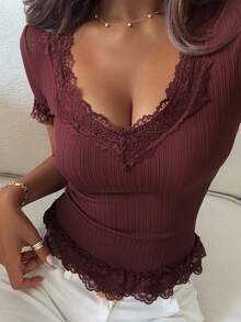 DAZY 酒红色蕾丝拼接V领修身T恤，适合春夏度假穿着 - 酒紅色 - 查看 3