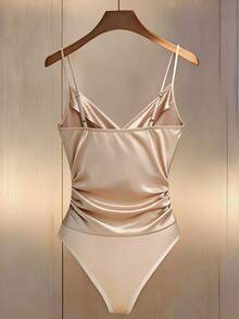 Franclia 女士常规款吊带连体衣，腰部褶皱设计，手工缝制珍珠纽扣。针织弹力缎面面料 - 杏色 - 查看 2