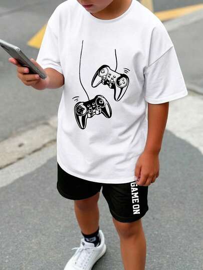 Bộ đồ thể thao thoải mái, tối giản dành cho bé trai tuổi teen: áo thun cổ tròn tay ngắn và quần short.