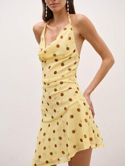 Nöista Đầm chiffon cổ yếm chấm bi màu vàng kem. Được làm từ chất liệu chiffon nhẹ, màu sắc tươi tắn và họa tiết chấm bi tạo thêm nét duyên dáng nữ tính, khiến chiếc đầm trở thành lựa chọn lý tưởng cho kỳ nghỉ xuân hè, đi biển và mặc thường ngày.