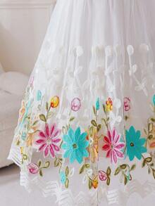 SHEIN Glamorique Kids 年轻女孩优雅端庄的白色无袖吊带收腰奢华可爱白色刺绣网纱蓬蓬裙正式礼服 - 白色 - 查看 6