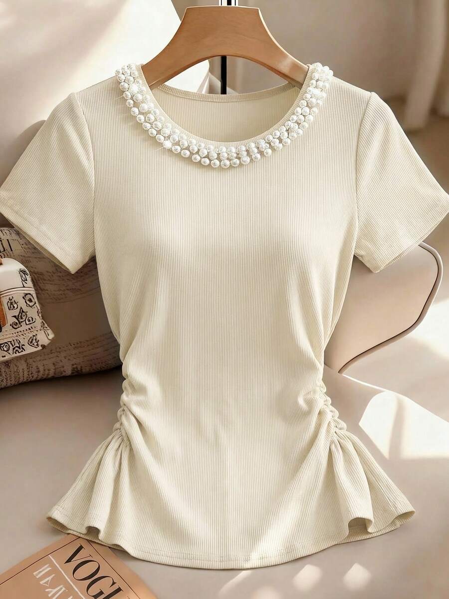 Franclia Blusa feminina de manga curta com gola redonda e detalhe de pérolas, cor sólida, cintura franzida com pérolas, estilo chinês romântico, ideal para o Dia dos Namorados, encontros casuais, festas noturnas, aniversários e casamentos. Texturizada. - Bege - Ver 1