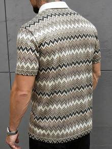 Manfinity CasualCool Áo Polo nam họa tiết sóng biển cổ điển, áo polo nam tay ngắn cổ phối màu tương phản, áo polo dệt kim nhẹ nhàng phong cách đường phố, áo polo nam họa tiết, áo polo tay ngắn dệt kim/áo polo nam in sọc zigzag, vải dệt kim có họa tiết với cổ áo phối màu tương phản/áo polo in sọc, kiểu dáng ôm sát cổ điển. - Nhiều màu - Xem 2