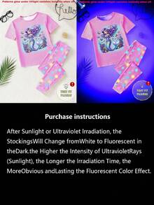 Bộ đồ ngủ ôm sát in hình nàng tiên cá phát sáng trong bóng tối dành cho bé gái, gồm áo tay ngắn cổ tròn màu hồng và quần dài. - Hồng - Xem 6