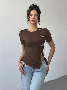 SHEIN Unity Camiseta de cuello redondo con abertura lateral y decoración de lazo con strass para mujer - Marrón - Ver 3