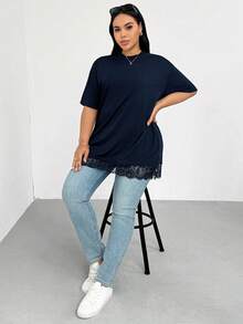 Shapeblank Camiseta larga de manga corta con aplicación de encaje negro, cómoda y holgada, de uso diario y versátil, que estiliza la figura, para mujeres de talla grande, para primavera/verano, para salir, atuendos de verano, estilo sencillo - Azul Marino - Ver 3