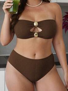 Oceva Conjunto de biquíni plus size de cor sólida com alças ajustáveis e removíveis, decote vazado, dois acessórios dourados combinando e modelagem triangular de cintura baixa e corte alto. Estilo sexy e elegante para férias na praia. - Castanho Café - Ver 3