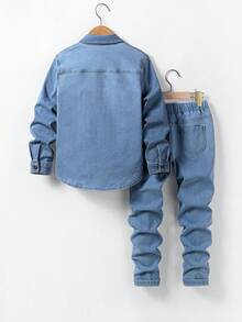 Bộ đồ thể thao cho bé trai tuổi teen mùa xuân thu 2026, màu xanh nhạt, chất liệu denim bạc màu, kiểu dáng đường phố Mỹ, áo sơ mi denim dáng rộng và quần ống côn, phong cách thường ngày cá tính cho mùa tựu trường. - Rửa trung bình - Xem 2