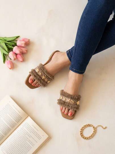 Sandalias planas de playa negras con flecos y detalles de conchas marinas para mujer. Un calzado veraniego bohemio y chic. Sandalias planas modernas para mujer con tira de flecos y adornos de conchas marinas. Calzado casual de verano perfecto para la playa