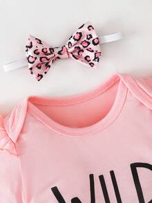 SHEIN Playful Pals Baby Girl Slogan Print Short Sleeve Romper With Leopard Shorts And Headband Set - Pink - View 8