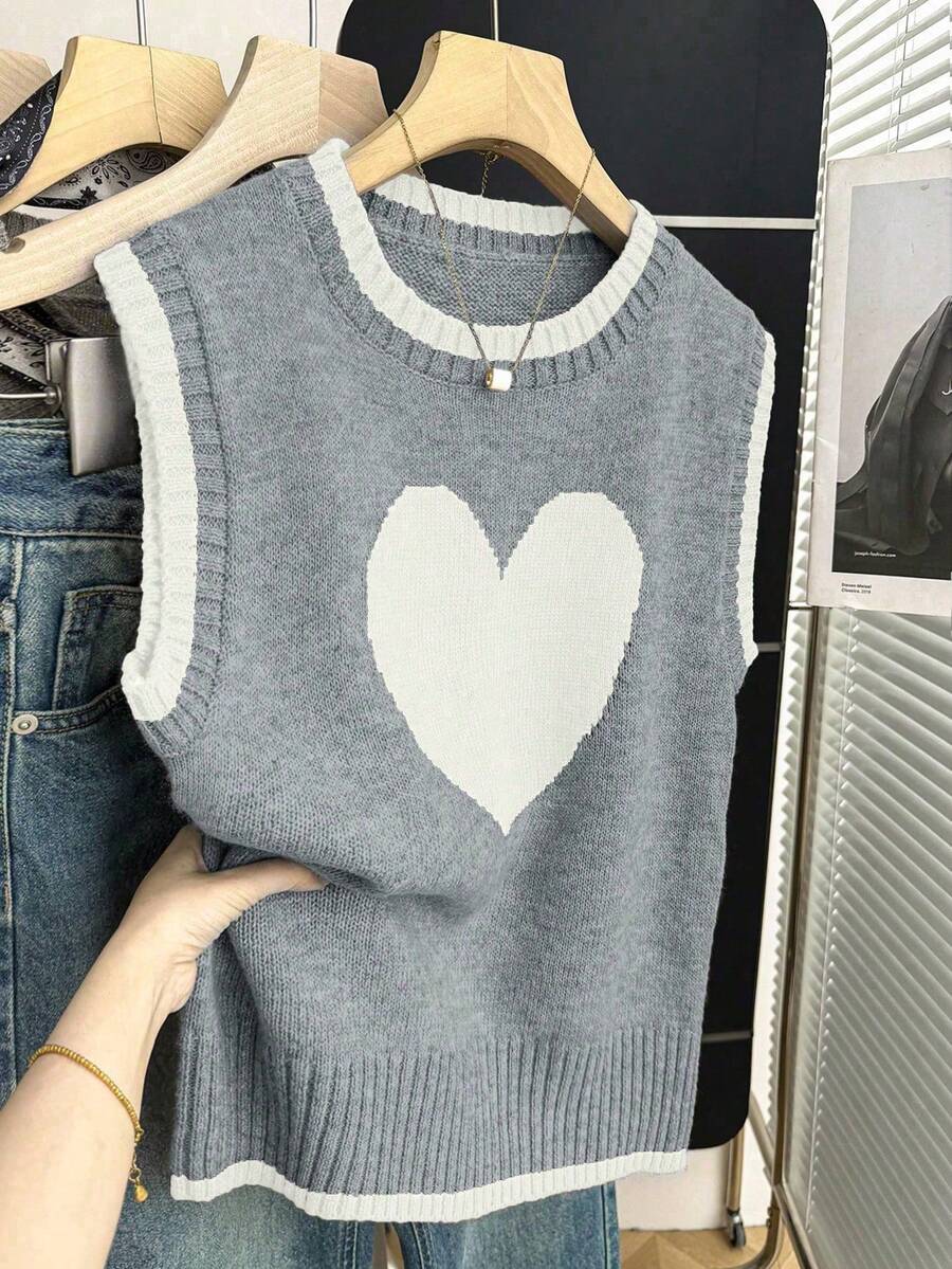 SHEIN Franclia 新款燕麦色撞色爱心针织背心，圆领配红色滚边，宽松版型，柔软针织面料，撞色爱心提花图案，无袖设计，青春甜美风，复古爱心元素，适合春季叠穿、校园、约会、日常穿着，百搭单品，爱心元素增添活力，撞色吸睛，宽松版型修身显瘦，韩式软妹风休闲舒适，内搭衬衫更添甜美，搭配百褶裙打造甜美造型，或搭配牛仔裤打造甜美酷感混搭风。 - 灰色 - 查看 1