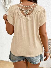 SHEIN Frenchy 大码女式V领花瓣短袖蕾丝T恤 - 杏色 - 查看 4