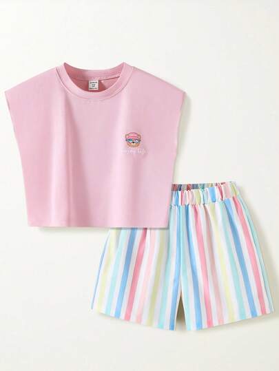 Casuvi Kids Bộ đồ 2 mảnh SHEIN KIDS dành cho bé gái tuổi teen, gồm áo thun thêu hình gấu và quần short kẻ sọc cầu vồng, trang phục thường ngày năng động, ngọt ngào, dễ thương cho mùa hè, hoạt động ngoài trời, du lịch, đi biển, nghỉ lễ và mặc hàng ngày.